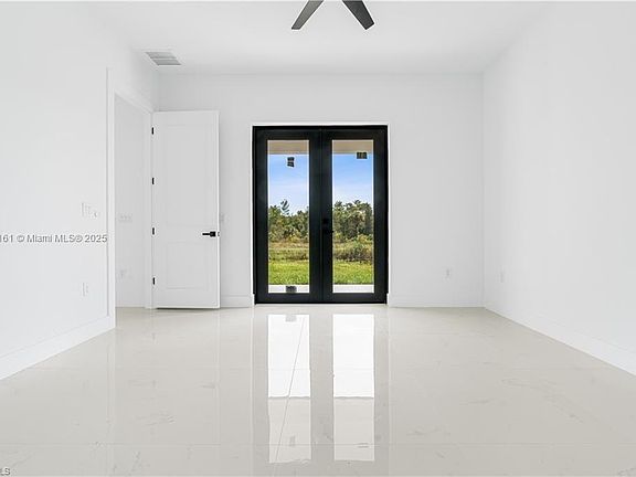 2nd image of 471 Greenbriar Blvd