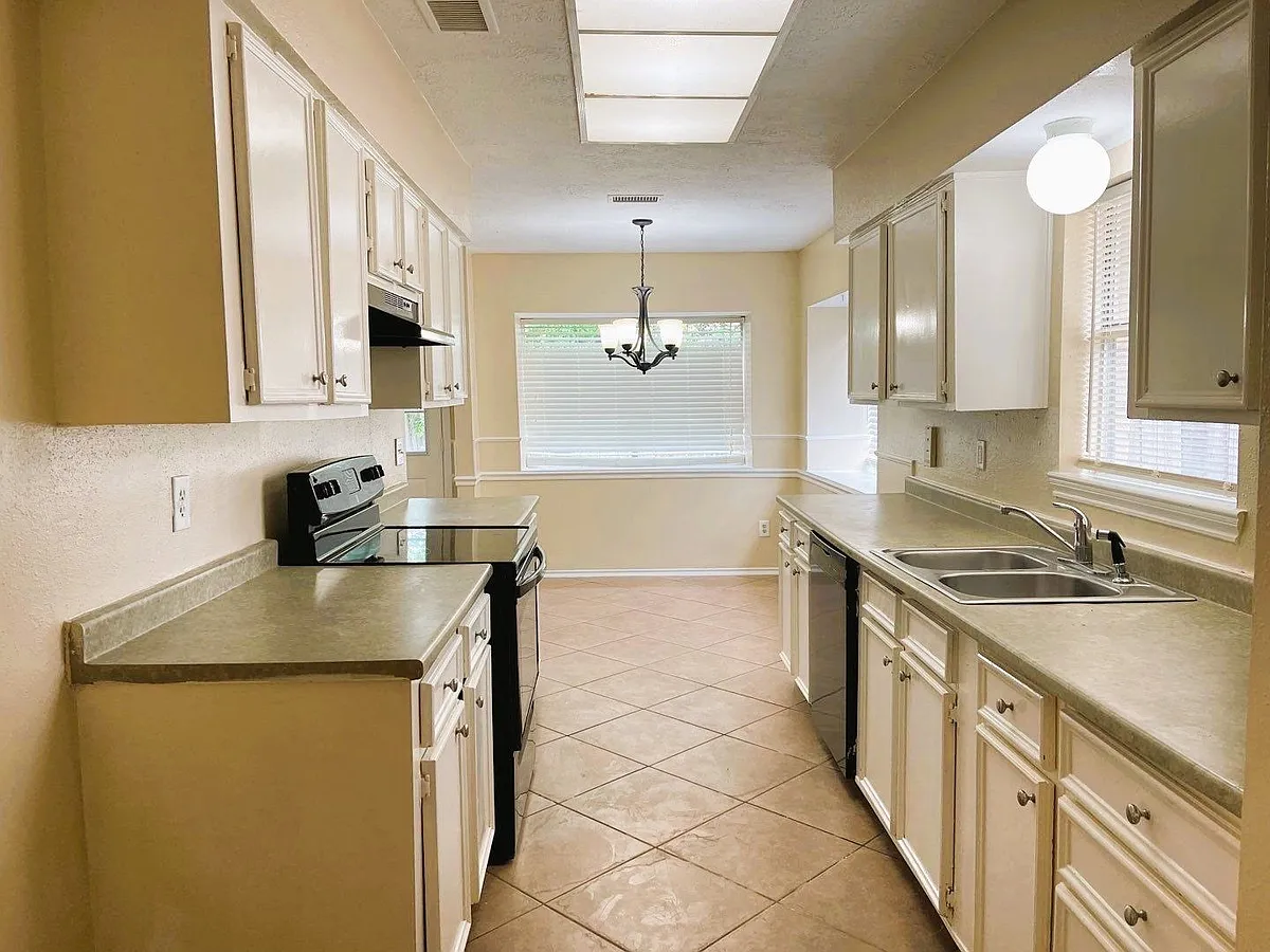 Building Photo - 5615 Lynngate Dr