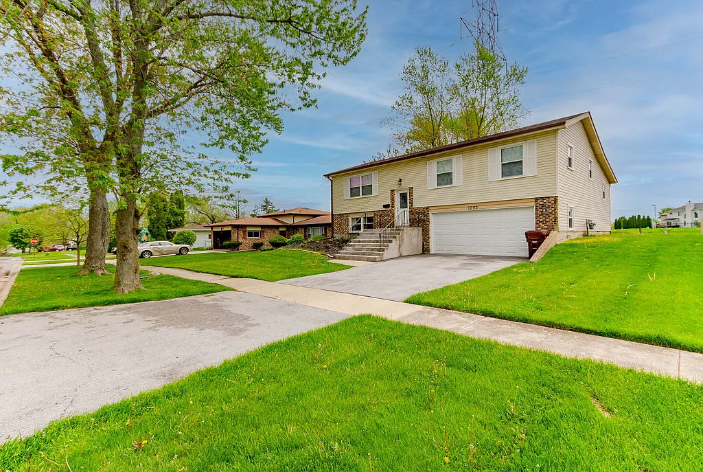 1093 Amherst Ln photo 1