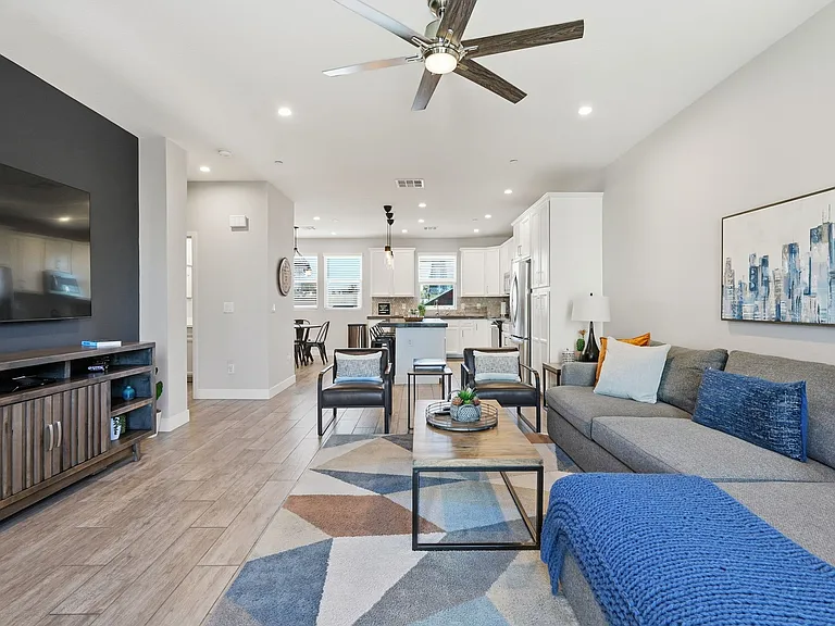 820 N 8th Ave #17 — Photo 7