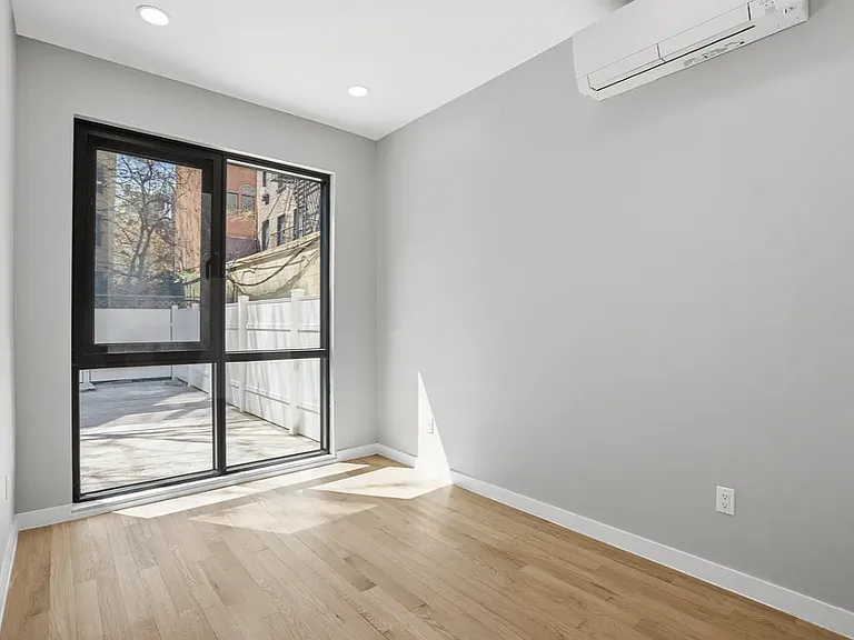 356 E 8th St #100 — Photo 14