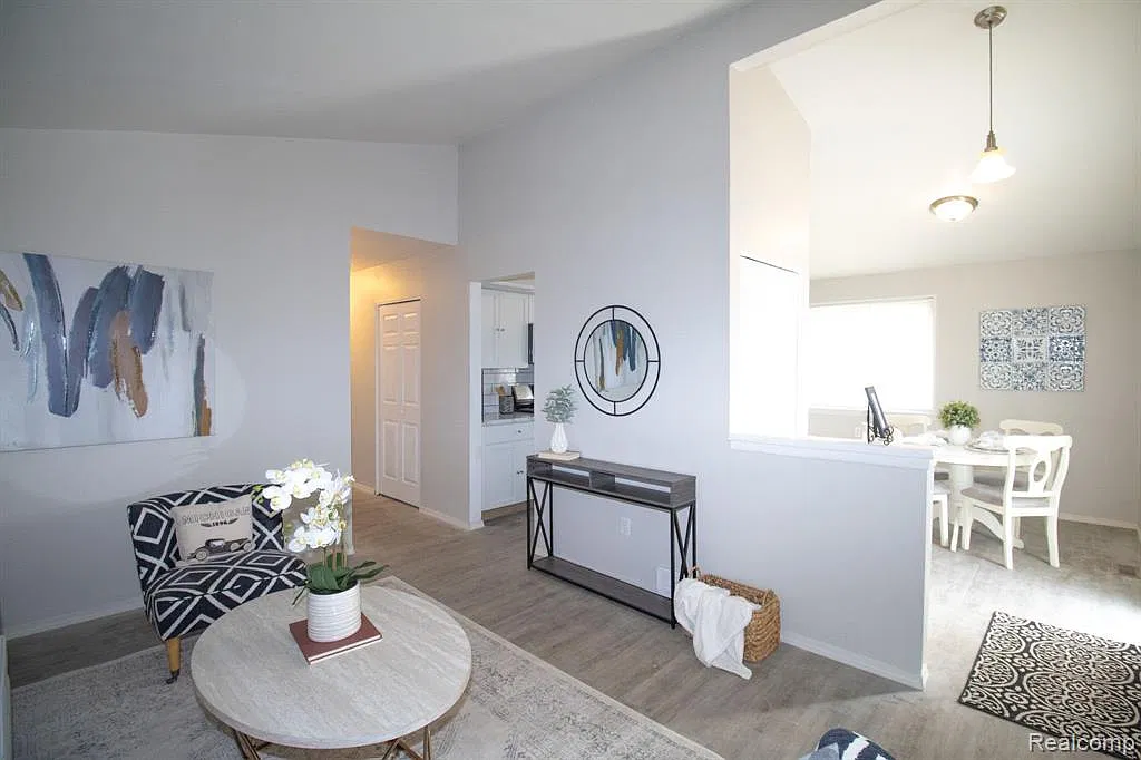 3 bed, 1040 sqft, $1,545 — Photo 4