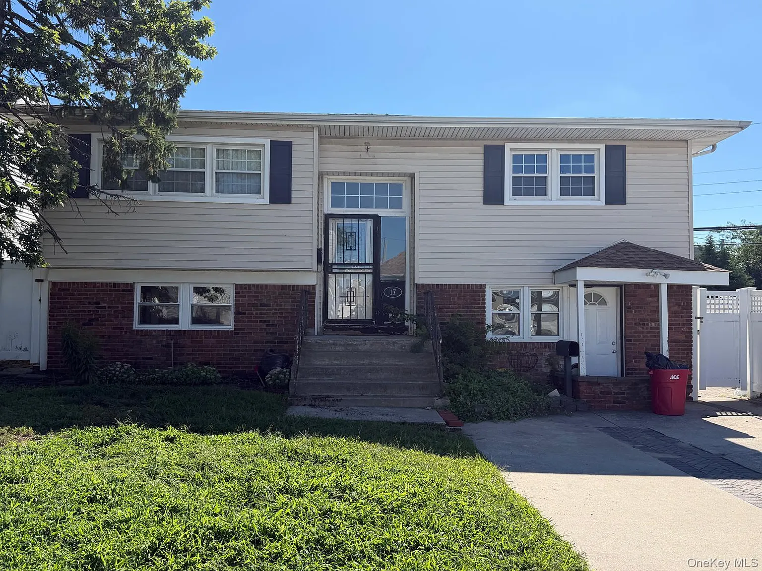 3 bed, 1.0 bath, 2815 sqft, $3,600 — Photo 1