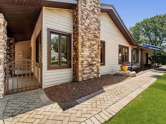 5th image of 1 Cambridge Drive #1