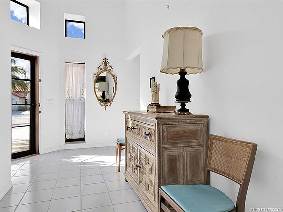 4th image of 2946 SW Mariposa Cir