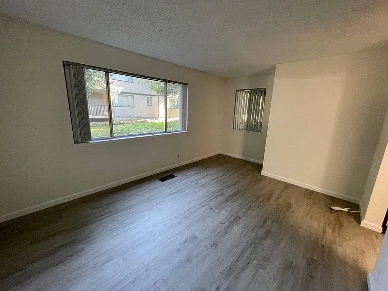 472 Lancaster Ln — Photo 14