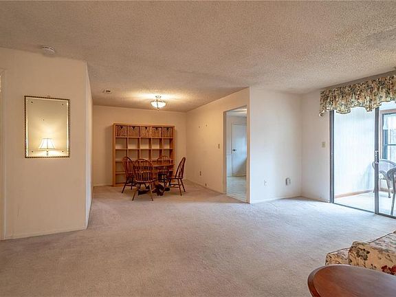 4th image of 1031 Village Round #K