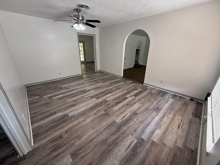 1001 Goode Dr — Photo 3