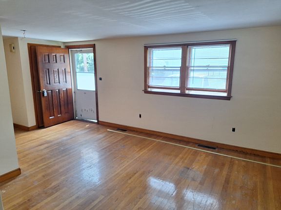 3rd image of 20-22 Yew Dr