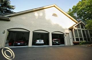 2nd image of 2910 Meadowood Ln