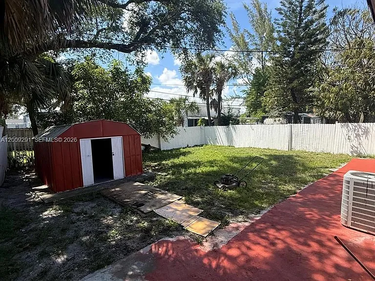 525 NW 15th Ter — Photo 28