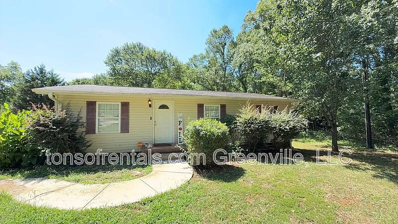 3 bed, 1.0 bath, 994 sqft, $1,550 — Photo 1