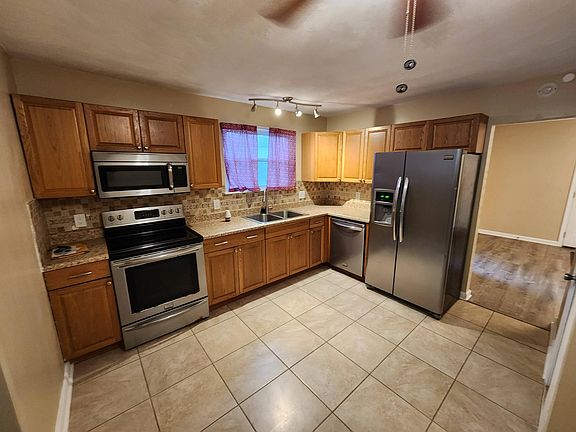 4th image of 416 Dauphin Ln