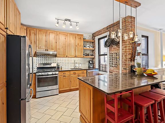 3rd image of 24 Bennett Ave APT 25B