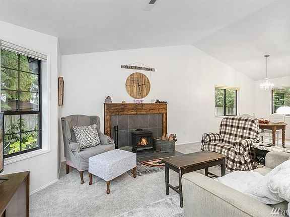 5th image of 1555 Puget Dr E