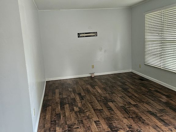 3rd image of 307 Holly Ln
