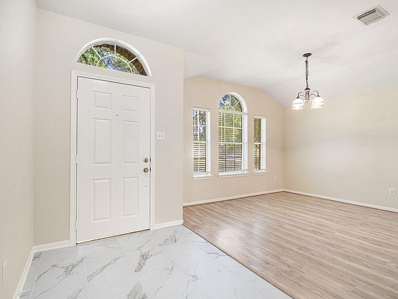 4th image of 14615 Rochelle Ct