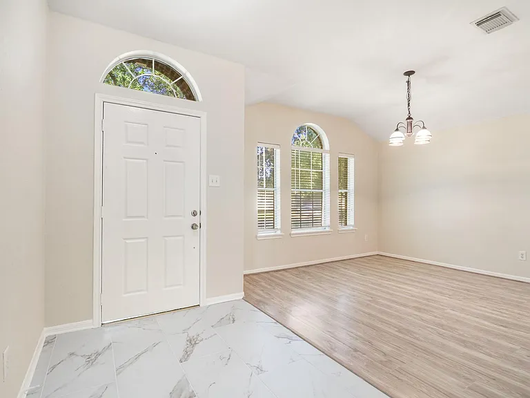 14615 Rochelle Ct — Photo 4