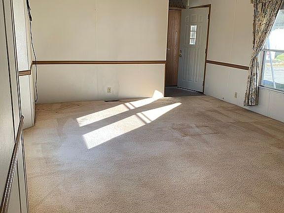 5th image of 415 Silver Maples Dr