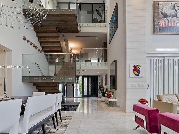 3rd image of 610 Harbor Cir