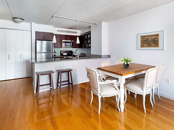 5th image of 555 W 23rd St APT S11m