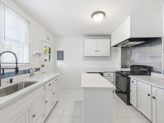 4th image of 254 Magnolia St