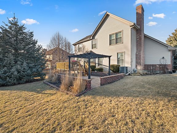 5th image of 1218 Yorkshire Dr N