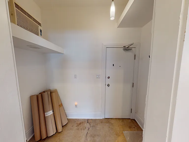 1152 Gerrard St E — Photo 12