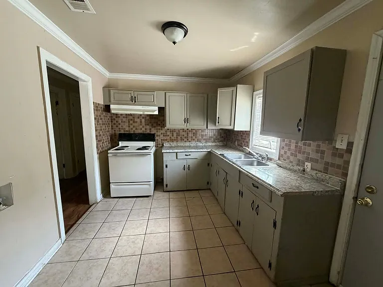 2951 Poland St — Photo 10
