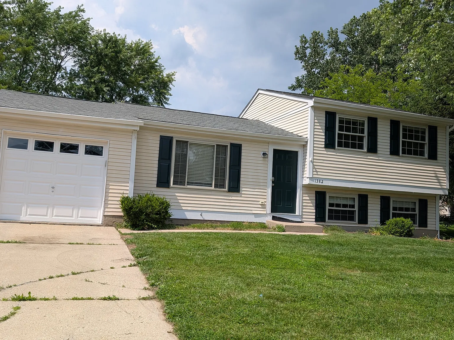 1382 Firethorne Dr — Photo 1