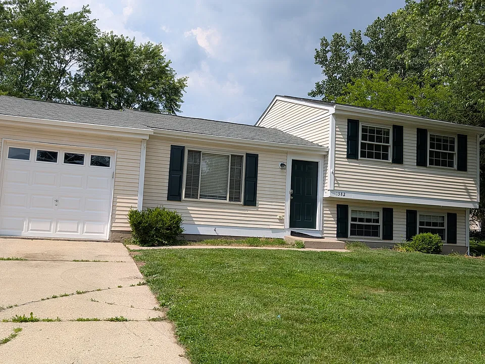 1382 Firethorne Dr