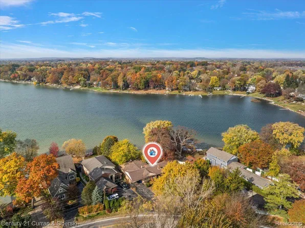 2031 Watkins Lake Rd, Waterford, MI 48328