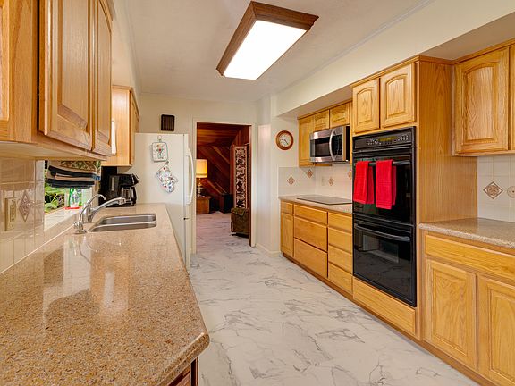 5th image of 335 Esperanza Dr