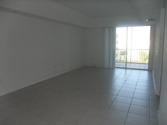 4th image of 10710 NW 66th St APT 409