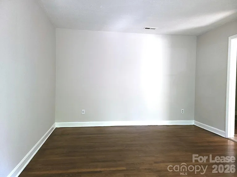 956 S Hoskins Rd — Photo 5