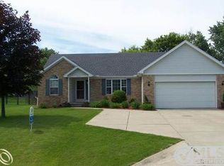 6036 Hedgerow Cir, Grand Blanc, MI 48439