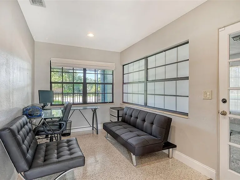 2309 Lynn St — Photo 24