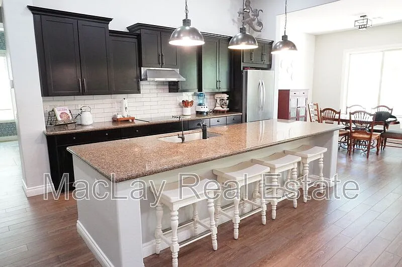 5 bed, 3.0 bath, 3479 sqft, $4,300 — Photo 2