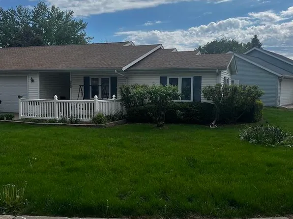 615 Circle Dr, Washington, IA 52353