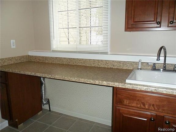 4th image of 801 Woodridge Hills Dr