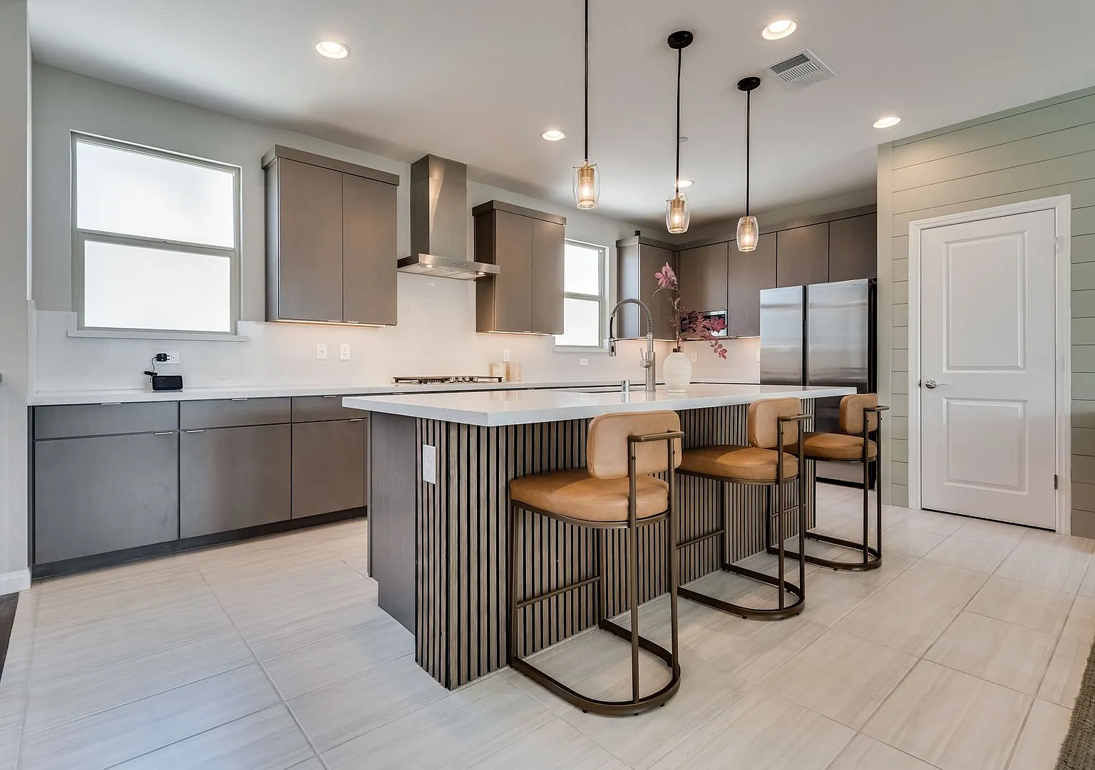 Stunning Modern 3-Story Home in Summerlin with Contemporary Style & Comfort — Photo 2