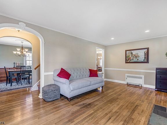 5th image of 20 Sanderson Ave