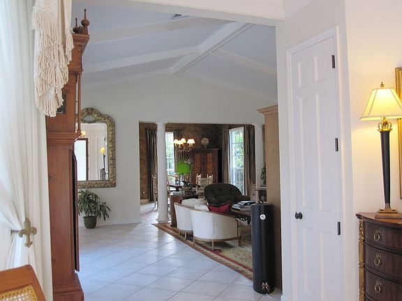 3rd image of 110 Hidden Oak Dr