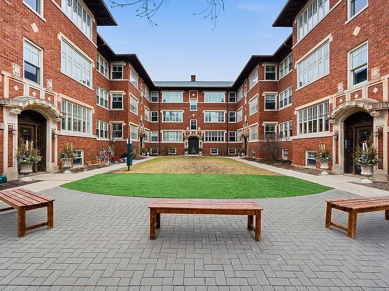 Hinman Court Condos — Photo 11