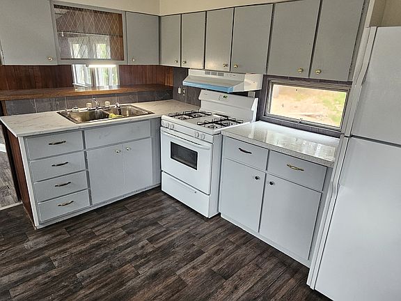 4th image of 3390 Midland St