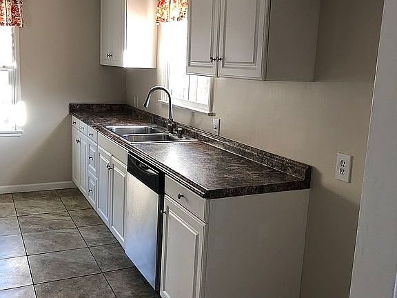 3rd image of 452 E Laurel Ave