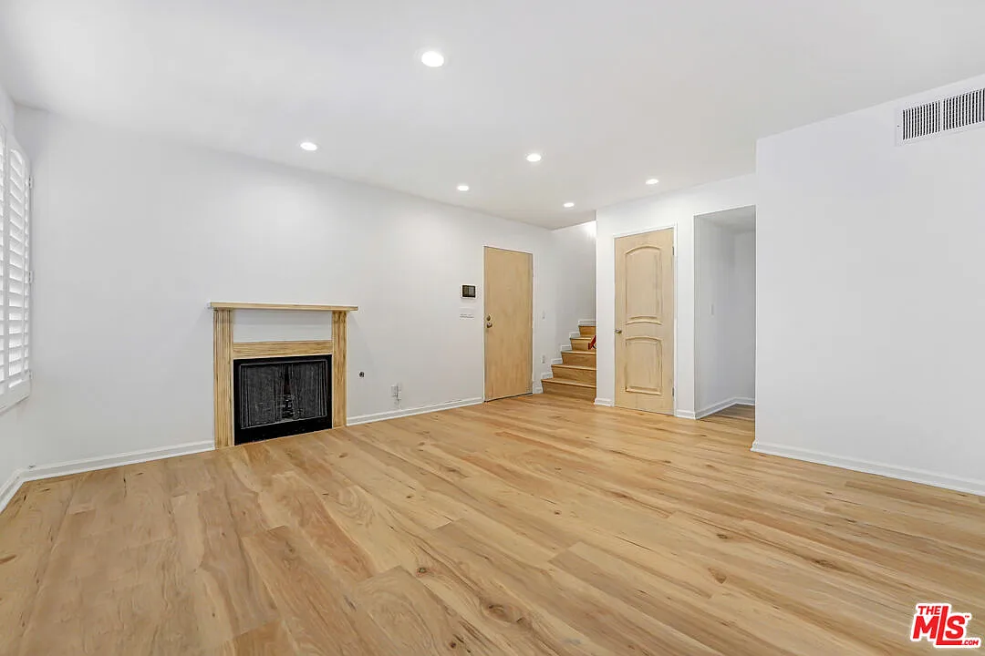 3 bed, 3.0 bath, 1186 sqft, $4,750 — Photo 4