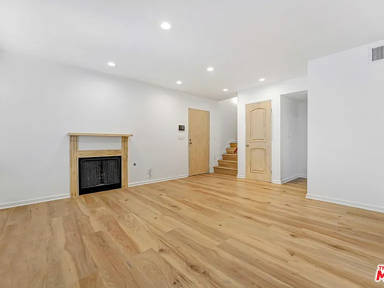 22123 Burbank Blvd #2 — Photo 4