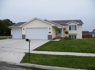 901 Plum Ln, Aberdeen, SD 57401