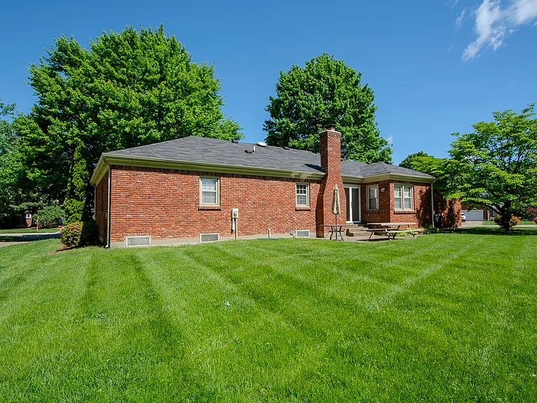 11802 Robindale Rd — Photo 4